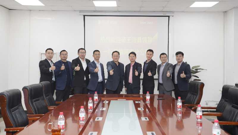 帝王潔具與居然之家領(lǐng)導合影
